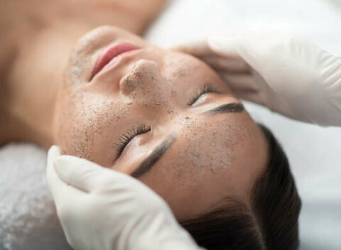 Chemický či hollywoodsky peeling, LED terapia alebo mikroihličková rádiofrekvencia tváre.