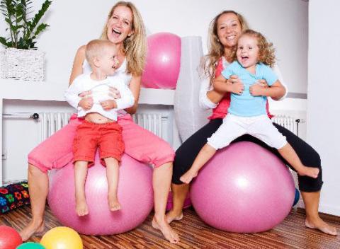 Maminy, zbaľte bábo a choďte si zacvičiť. Cvičenia pre detičky od 5 mesiacov do 7 rokov alebo joga pre mamičky v Miracle štúdiu.