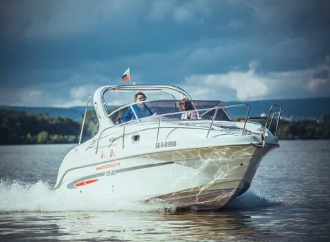 Jedinečný zážitok vďaka štýlovej plavbe motorovým člnom po Dunaji až do Viedne s fľašou sektu.