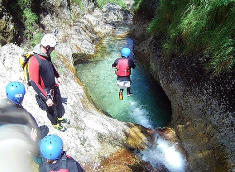 Zažite skvelý víkendový canyoning v kaňone Sušec v Slovinsku. Šmýkanie sa v prírodných tobogánoch, skákanie z rôznych výšok či zlaňovanie.