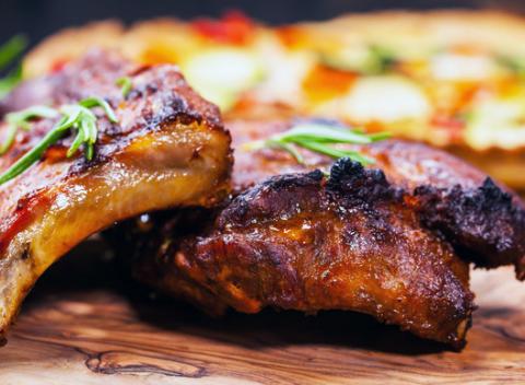 Všetci jedáci a papkáči! V Reštaurácii Radničná na vás čaká kilová porcia dochrumkava upečených rebier v marináde z čierneho piva a medu.