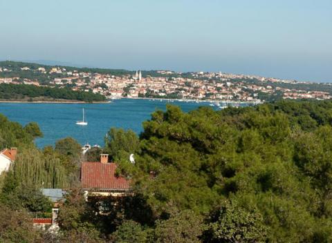 Kúpeľ v mori, relax na terase, jazda na bicykli, vodné športy či prechádzka po pláži s ubytovaním v Apartmánoch Premantura Dom v Chorvátsku.