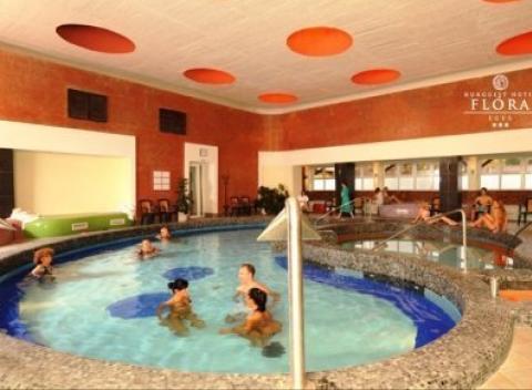Bazény, sauny, výborné jedlo, neobmedzený vstup do termálnych kúpeľov Eger, na to všetko sa môžete tešiť pri pobyte v hoteli Flóra Hunguest.