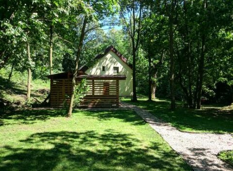 Zrekonštruovaná chata uprostred lesa pre 12 osôb v krásnom prostredí Štiavnických Baní.