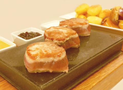 Bravčová panenka na horúcom kameni alebo hovädzí steak z pravej sviečkovice s prílohou. Poďte poštekliť svoje chuťové poháriky.