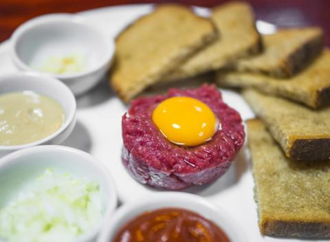 Ak sa cítiš ako pirát a chceš sa fakt dobre najesť, vyber sa do reštaurácie Piráti nad Jazerom na pirátsky tatarák z hovädzej sviečkovice. 