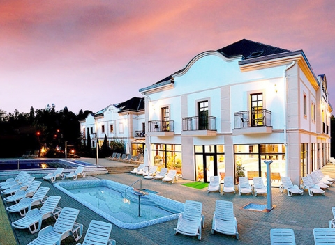 Nerušená dovolenka s polpenziou v impozantnom Hoteli Villa Völgy Wellness & Konferencia****, v údolí slávnych vínnych pivníc mesta Eger. 