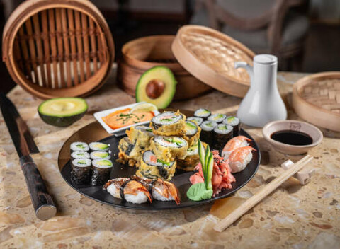 Sushi set pre 2 osoby v reštaurácii Hotela Mamas **** formou take away.