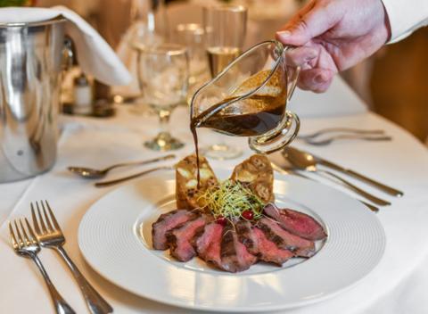 Pozvite svoju milovanú polovičku na romantickú valentínsku večeru do Hotela Tatra****. Čaká vás luxusné 3-chodové menu so sektom. 