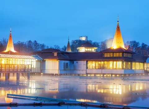 Vyberte sa s nami do krajiny termálnych prameňov a kúpeľných miest. Pobyt s polpenziou a wellness v Hoteli Kalma*** v maďarskom meste Hévíz.