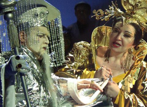 Veľkolepá opera Turandot v réžii Jozefa Bednárika v Novej budove SND. Nádherné prepojenie rozprávky s psychológiou.