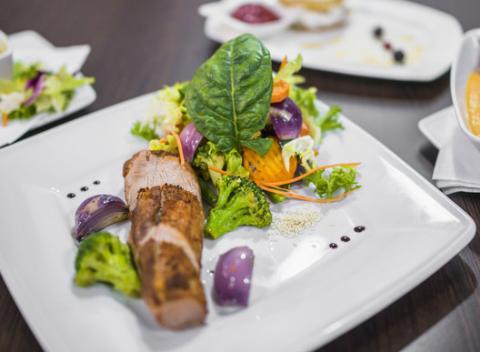 Doprajte vášeň svojim chuťovým pohárikom dobrým jedlom v príjemnom prostredí reštaurácie Talov. Svieže 3-chodové menu pre dvoch.