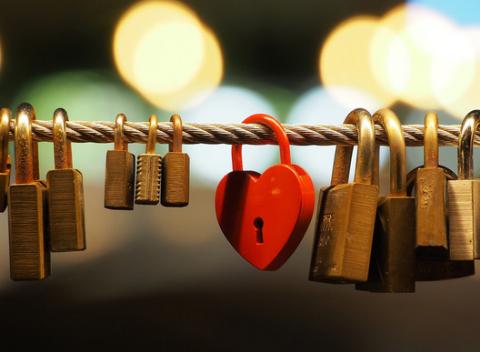 Zámok lásky s vygravírovaným menom pre zaľúbených. Zamknite si vašu lásku na nejakom peknom, pre vás významnom mieste. 