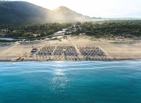 Zabudnite na starosti a vyberte sa za oddychom k gréckemu moru. Dovolenka v oblasti Peloponéz s all inclusive v Kalogria Beach Hotel 3*.