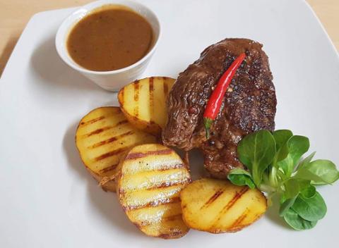 Argentínsky rump steak z kvalitného hovädzieho mäsa, vychladený pohár Prosecca a čokoládové suflé s vanilkovou zmrzlinou v Steak House.  