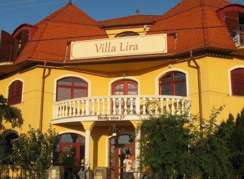 Vitajte v skutočnej vile len 15 minút chôdze od svetoznámeho termálneho jazera Hévíz. Ubytovanie pre celú rodinu s wellness a polpenziou. 