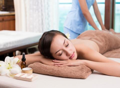 Masáž chrbta, celotelová či relaxačná levanduľová masáž v salóne Shakya Shine. Objavte silu prírody, zdravia a vitality vo vašom tele.