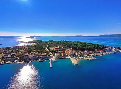 Rajský relax na ostrove Krapanj neďaleko Šibenika. Pobyt s polpenziou a vstupom do wellness v 4* Hoteli  Spongiola priamo pri pláži. 
