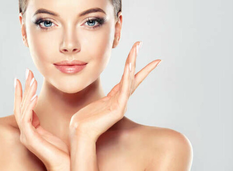 Dôkladná staroslivosť o pleť vďaka mikrodermabrázii, čistení ultrazvukom, ampulke a LED terapii.