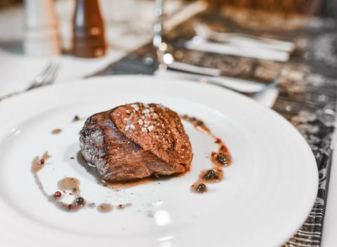 Doprajte si výborný obed či večeru priamo v historickom centre Bratislavy v Divnej Múze. Steak z pravej sviečkovice a steakovými hranolkami.