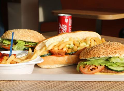 Smile burger, americká bageta alebo voňavý cheeseburger s tatárskou či kečupom, hranolkami a malým nápojom v popradskom SmileFoode. 