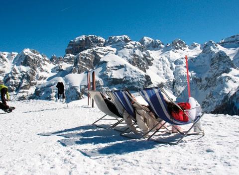 Príďte si vychutnať pravú alpskú lyžovačku do talianskeho strediska Pinzolo. Rodinný pobyt s polpenziou a skipassom v hoteli Rio***. 