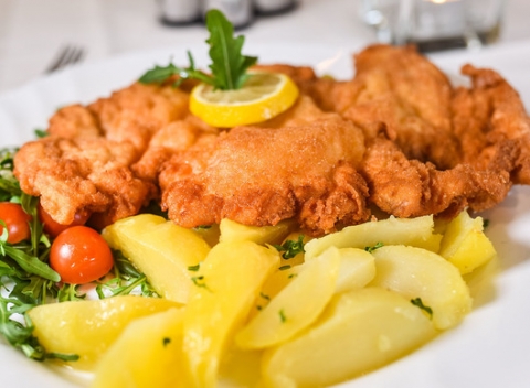 Wiener Schnitzel z teľaciny pripravený podľa originálnej rakúskej receptúry a slepačí vývar s rezancami zasýti aj veľkých jedákov.