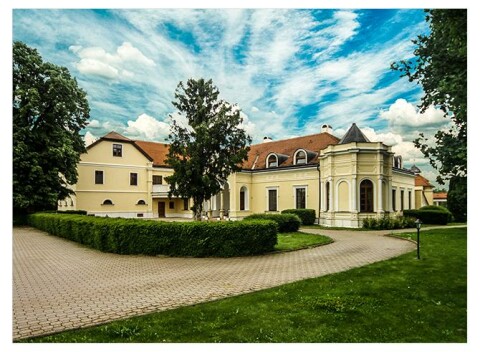 Kaštieľ Dezasse Jaslovské Bohunice. Strávte neopakovateľné chvíle v šľachtickom sídle z 18. storočia!