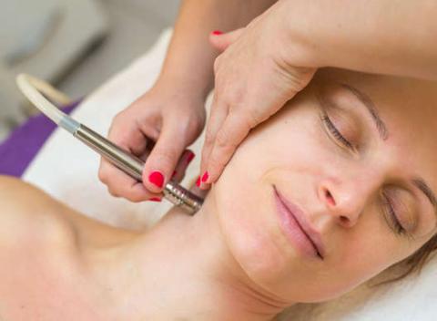 Spravte si deň voľna a doprajte si relax v centre krásy Marsella počas jedného z piatich omladzujúcich kozmetických ošetrení.