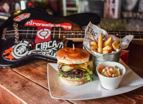 Juicy Lucy Burger s hranolkami a šalátom Coleslaw v British Rock Stars. Super chutný a neodolateľný burger dostane svojou chuťou každého. 