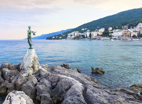 Pulzujúca pláž, krištáľovo čisté more či odpočinok pri pohári vína s nádherným západom. Dovolenka v 4* hoteli v chorvátskom meste Opatija. 