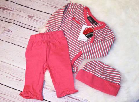 Pohodlné oblečenie pre malé deti. Legíny, tepláčiky, mikiny a baby sety patria k tomu najpraktickejšiemu oblečeniu v detskom šatníku.