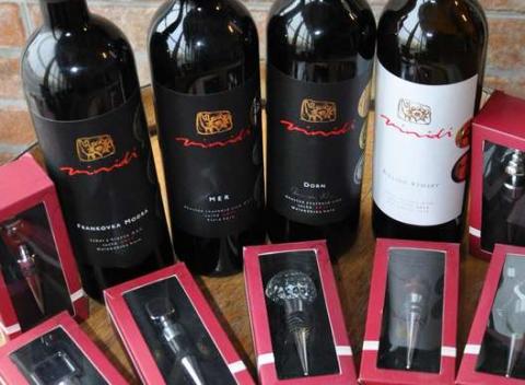 Slovenské víno značky Vinnidi + štýlová zátka ako darček. Doprajte sebe a svojim hosťom dúšky vína jedinečnej a neopakovateľnej chuti!