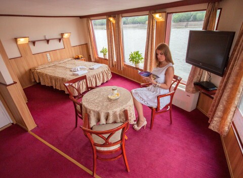 Budapešť originálne na lodi vo Fortuna Boat Hoteli *** s fľašou vína a raňajkami.