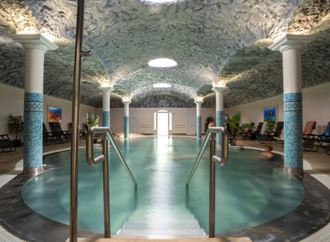 Relaxácia v modernom Termal Hoteli Mesteri *** + priamo prepojenom s termálnymi kúpeľmi s polpenziou.