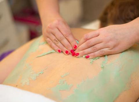 Byť krásnou je predsa krásne... Aromatické - detoxikačné či anticelulitídne masáže pre pohodu a krásne telo v centre krásy Marsella. 