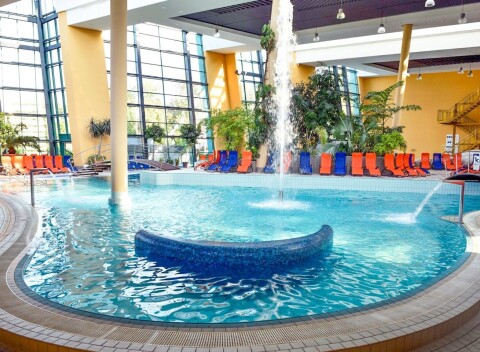 Ostrihom 2 km od slovenských hraníc v Hoteli Adalbert - Szent Tamás Ház *** s kúpeľmi a polpenziou.