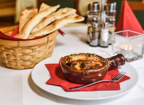 Pochutnajte si na tradičnej francúzskej delikatese - zapekané slimáky s bylinkovým maslom a s pizza štanglami v košíku.