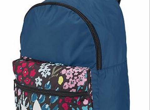 Originálny plecniak Adidas s celoplošnou potlačou na prednom vrecku, so zipsom a logom. Popruhy sú poduškové a nastaviteľné.