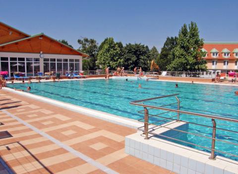 Kde si lepšie oddýchnete ako v kúpeľoch? Vyraziť môžete do kúpeľného mesta Mosonmagyaróvár v Maďarsku, kde vás čaká wellness a polpenzia.