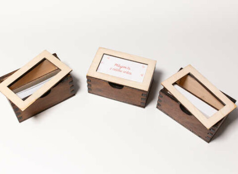 Drevené krabičky s 30 vyznaniami a citátmi – pre zaľúbených, na narodeniny či pre učiteľov.