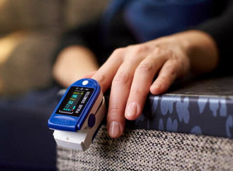 Pulzný oxymeter na bezbolestné meranie tepu a hladiny kyslíka nielen pri COVID-19.