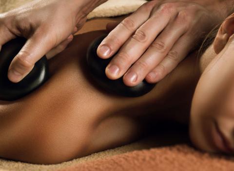 Len tak si ľahnúť, chvíľu nemyslieť na nič a len slastne oddychovať. Uvoľňujúce masáže podľa výberu v Terra Vitae wellness.