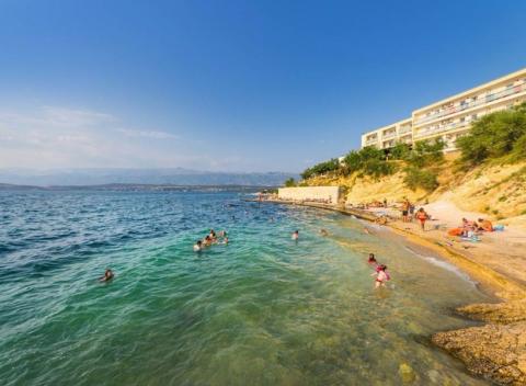 Tyrkysové more, čarovná atmosféra Jadranského mora a veľa slnka - tým všetkým sa môže pochváliť Aparthotel Castrum Novum v Novigrade.