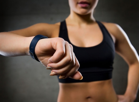 Inteligentný fitness náramok s displejom si určite nájde svojich priaznivcov medzi ľuďmi, ktorí chcú mať prehľad o svojich aktivitách. 