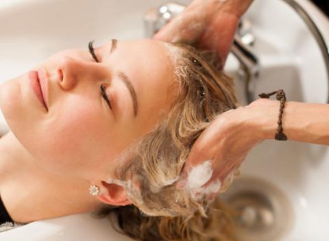 Doprajte svojej korune krásy starostlivosť, akú si naozaj zaslúži. Kompletná starostlivosť - strih, farbenie, melír a rekonštrukčná kúra.