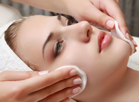 Doprajte vašej pleti jarné prebudenie. Vyberte si z 3 kozmetických ošetrení - regenerácia, aknózna pleť a liftingové ošetrenie. 