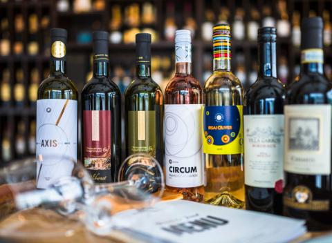 Degustácia prémiových vín a chutné mäsové špeciality v novootvorenej špecializovanej predajni vín a pivných špeciálov Dama Dama v Prešove. 