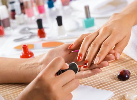 Balíček procedúr pre vaše nechty. Urobte si na seba hodinku času a profesionáli sa postarajú o to, aby ste mali zdravé a pekné nechty.