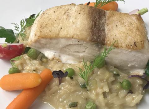 Lahodná maslová ryba na hráškovom rizote. Doprajte si niečo svieže a ľahké, z čoho nebudete odfukovať ďalšie dva dni.